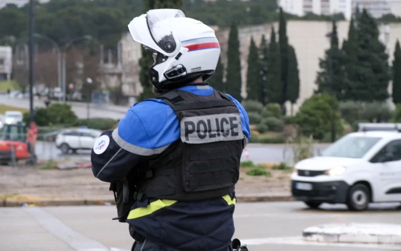 Nîmes : menotté, un Marocain tente de fuir la police avant son expulsion - huit mois ferme