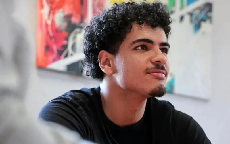 Arrivé en 2020 sans parler français, un Marocain triomphe en concours d'éloquence