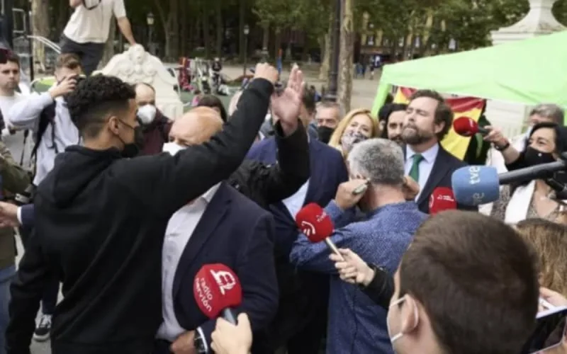 « Vous êtes racistes », lance un Marocain à un député de Vox