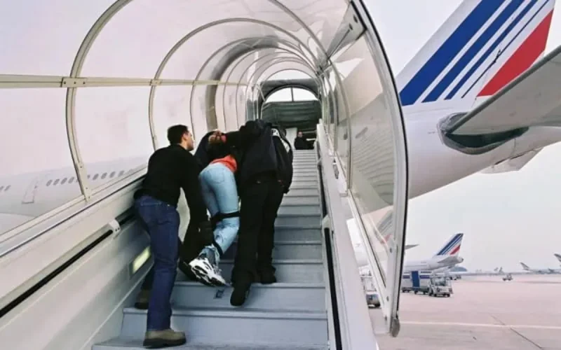 Expulsé de la France, un Marocain refuse de monter dans l'avion