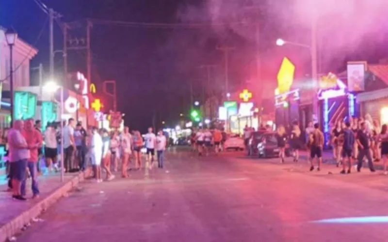 Grèce : un Marocain gravement tabassé à Zante, trois Britanniques arrêtés 