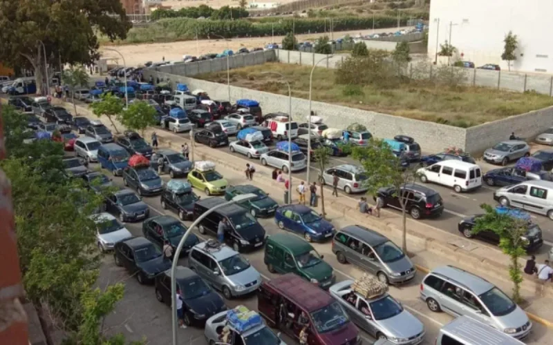 Des heures d'attente, aucun service ... la galère des MRE à Melilla