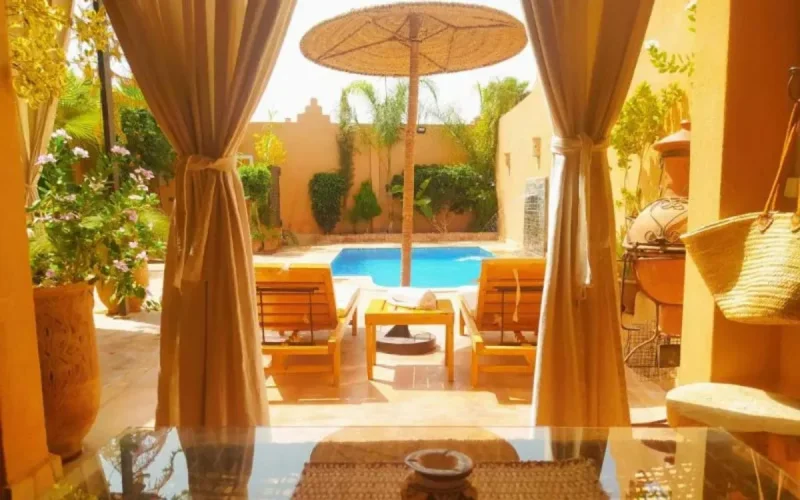 Que reproche-t-on aux hôtels fermés à Marrakech ?