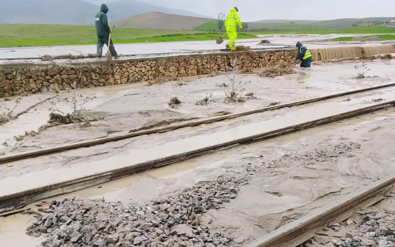 Inondations au Maroc : les rails submergés, des milliers de voyageurs bloqués