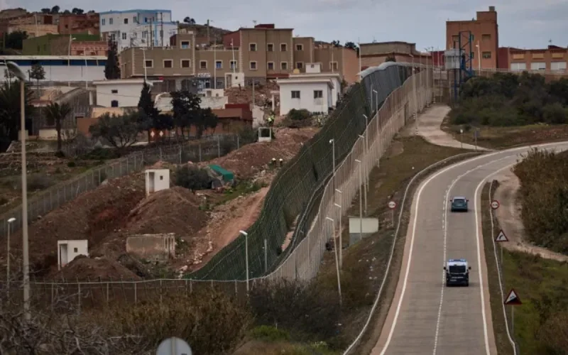 Un migrant marocain réussit à entrer à Melilla en parapente 