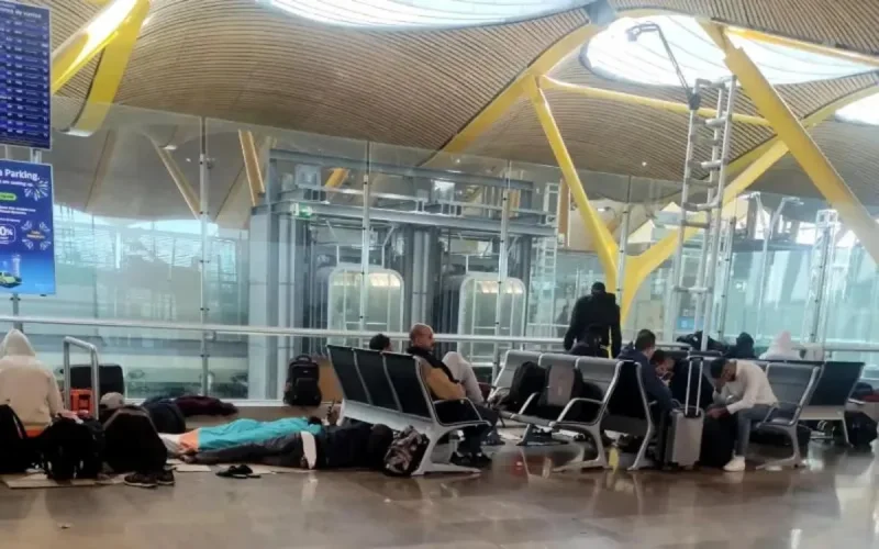 À l'aéroport de Madrid, déchirer son passeport devient un moyen de demander l'asile