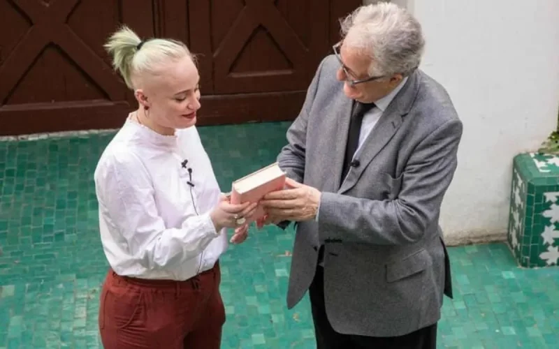 Invitée à la mosquée de Paris, Mila reçoit un coran rose