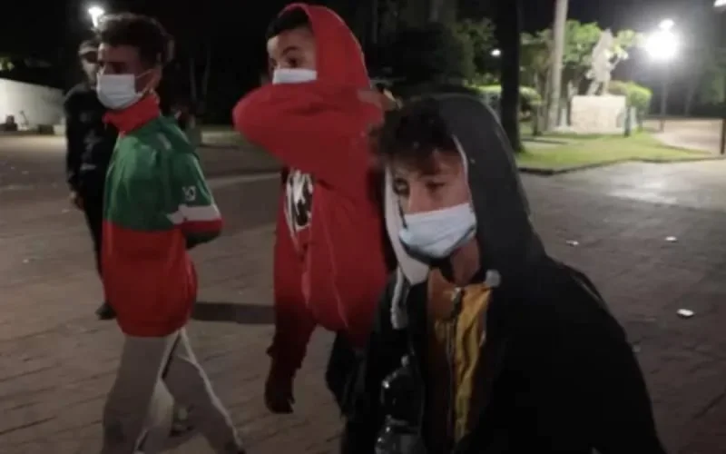 Des migrants mineurs errent dans les rues de Ceuta (vidéo)