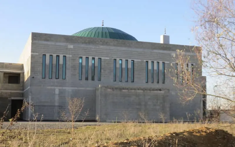 Les musulmans d'Angers obligés de s'agenouiller sur le bitume pour prier 