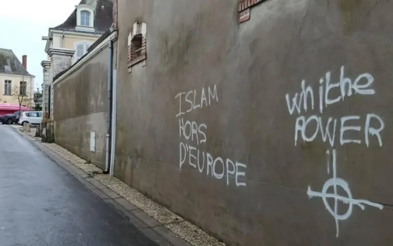Mosquée dégradée et tags islamophobes en Isrère : une enquête ouverte