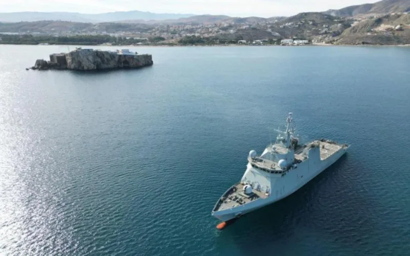 Un navire militaire espagnol navigue non loin du Maroc