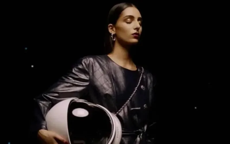 Nora Attal sur la lune avec Chanel 