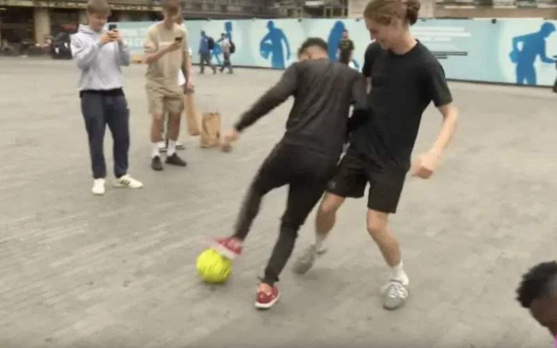 À la rencontre d'Omar : un footballeur freestyle bruxellois qui cartonne sur TikTok (vidéo)