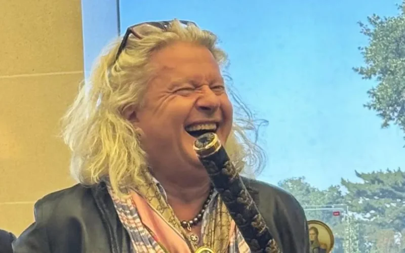 Une journaliste marocaine porte plainte contre un célèbre collectionneur français 