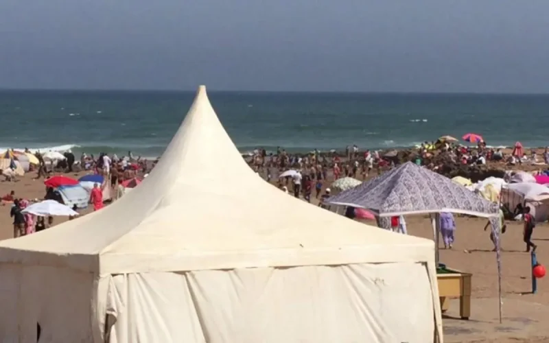 Casablanca : Parasols et chaises sur la plage, attention arnaque !