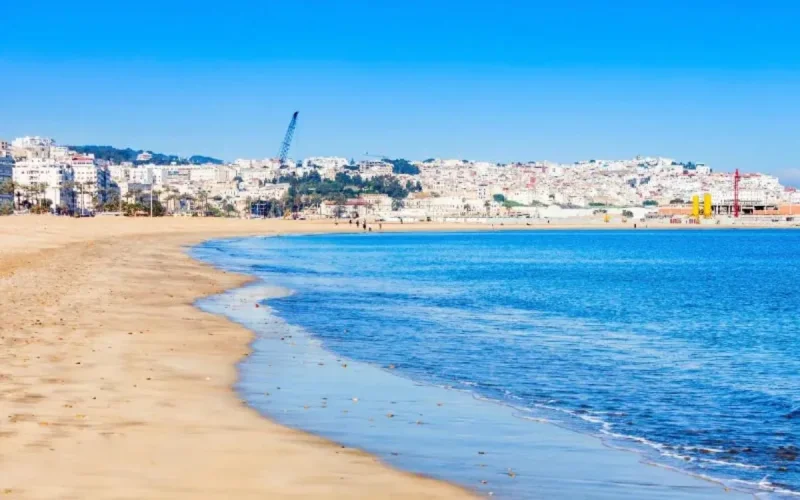 A Tanger, une plage envahie par les eaux usées