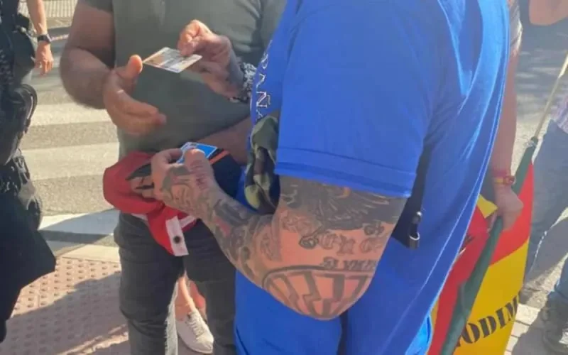 Madrid : un manifestant tente de brûler le drapeau marocain