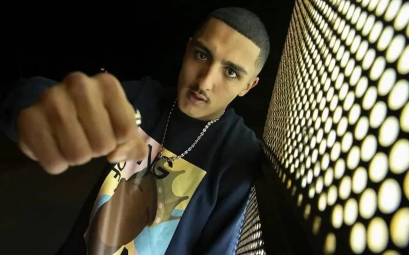 Trompé par le Polisario, le rappeur Morad crie « Vive le roi et le Sahara est Marocain »