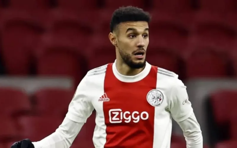 Le Real Madrid tente d'arracher Noussair Mazraoui au FC Barcelone