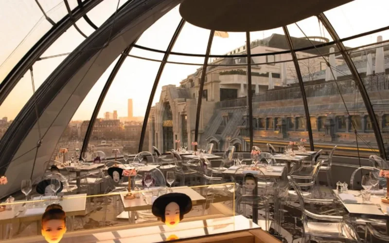 Une influenceuse révèle pourquoi elle a été refusée dans un restaurant parisien