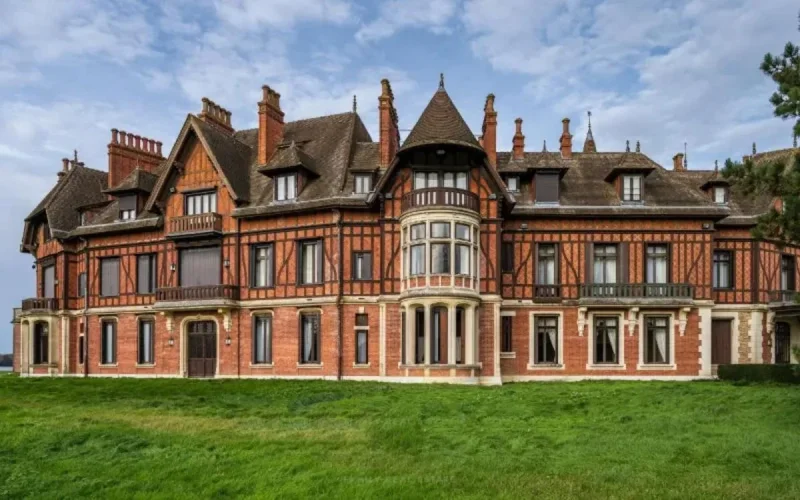 L'ancien château du roi Mohammed VI, bien immobilier le plus cher de France, en vente