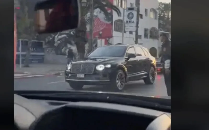 À Rabat, le cortège royal fait exception pour un piéton (vidéo)