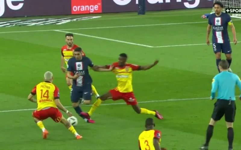 Achraf Hakimi pardonne à Salis Abdul Samed