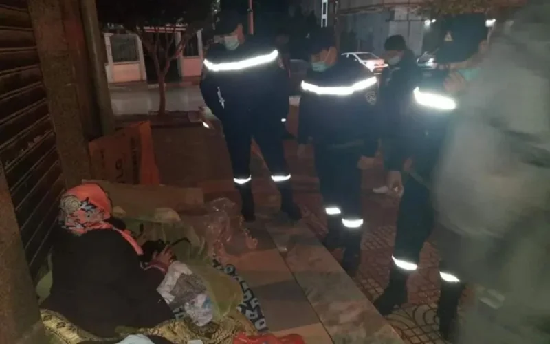 Face au froid, les sans-abris à Tanger appellent à l'aide