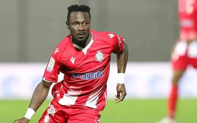 L'attaquant Tanzanien Simon Msuva attaque le WAC