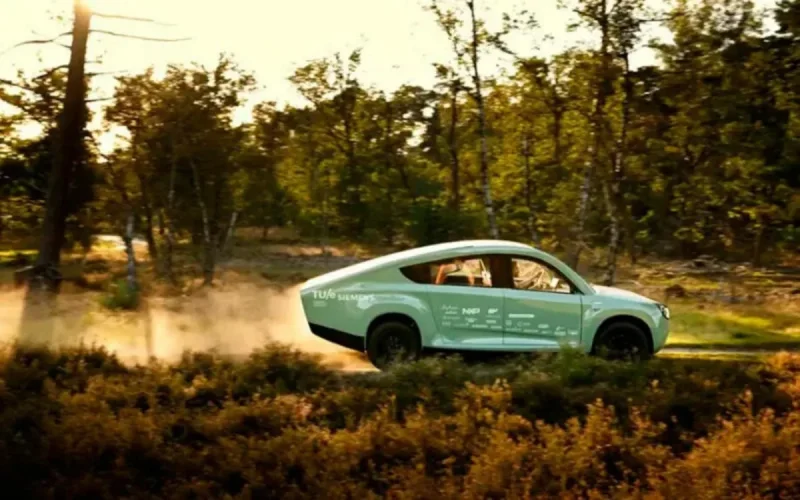 Stella Terra : une voiture 100% solaire affronte le désert marocain