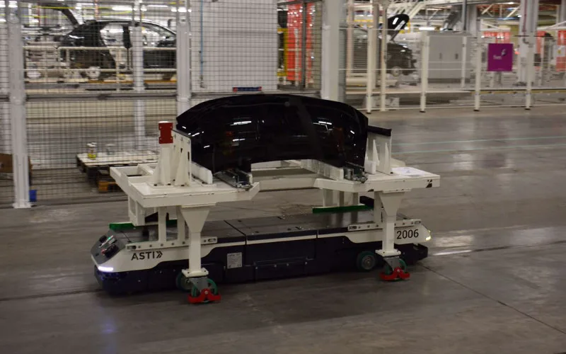 Dans son usine marocaine, Stellantis produit des robots