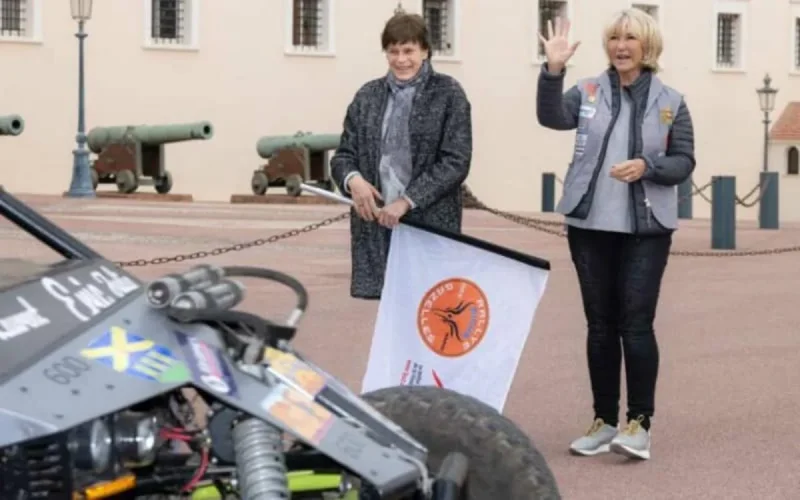 Stéphanie de Monaco donne le top de départ du Rallye Aïcha des Gazelles 