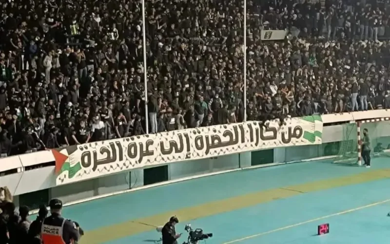 Les supporters du Raja Casablanca crient leur douleur pour Gaza (vidéo)
