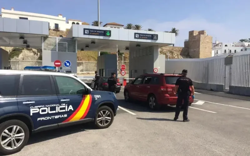 En plein voyage vers le Maroc, il agresse sa mère et sa sœur dans la rue