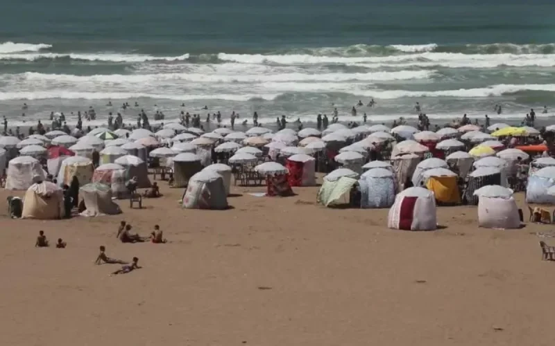Parasols-tentes : Agadir fait le ménage sur ses plages