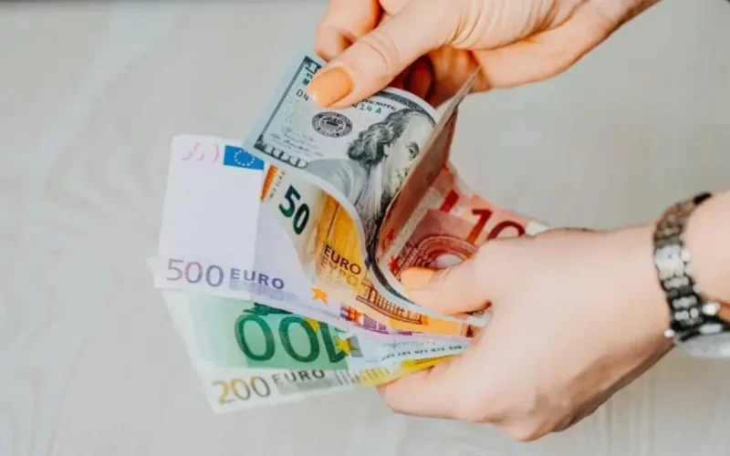 MRE : les frais de transfert d'argent dénoncés par Bank al-Maghrib 