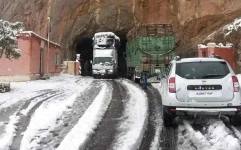 Tunnel de Zaabal sous la neige : un passage bloqué qui asphyxie le sud-est