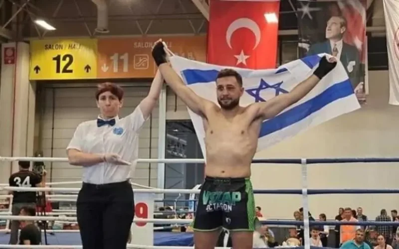 Battu par un Israélien, un kickboxeur marocain refuse de lui serrer la main