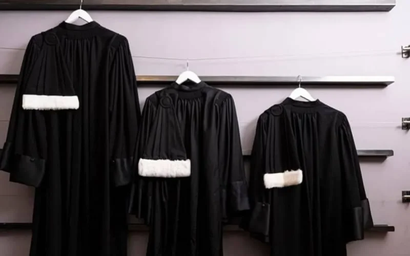 France : interdiction de porter le voile avec la robe d'avocat