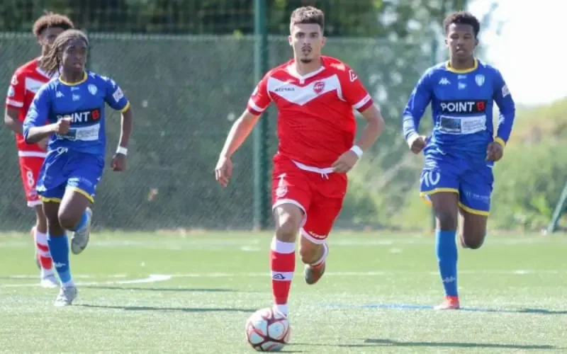 Yacine El Amri signe son premier contrat professionnel à Valenciennes