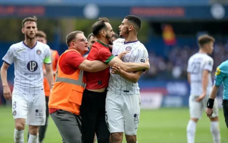 Un supporter arrêté après avoir enlacé Zakaria Aboukhlal