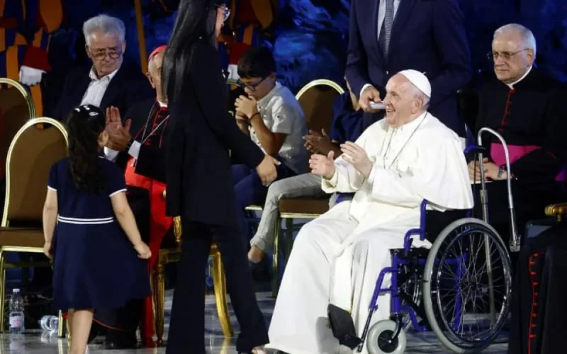 Zakia Seddiki en larmes devant le Pape