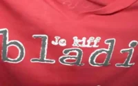Les T-shirts décalés font fureur