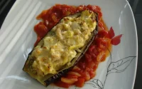 Aubergines farcies à la viande hachée et aux pignons 