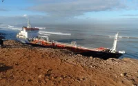 Un bateau avec 5000 tonnes de carburant chavire au large de Tan-Tan