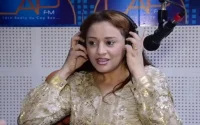 Une chanteuse tunisienne, contente de la venue de Mohammed VI à Tunis, lui dédie une chanson