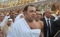 Le Roi Mohammed VI effectue la Omra