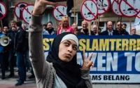 Une musulmane répond par la belle des manières à une manifestation islamophobe (photos)