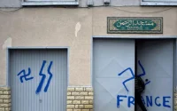 France : un homme arrêté alors qu'il taguait des croix gammées sur une mosquée