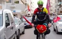 Un Marocain fait le voyage à la Mecque à vélo